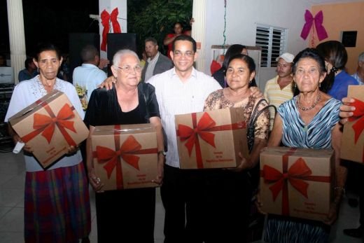 El senador José Rafael Vargas entrega electrodomésticos a cuatro madres de Cayetano Germosen
